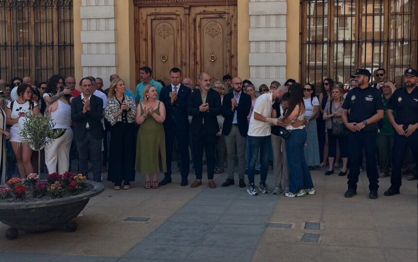 Imagen del minuto de silencio realizado en Algemesí junto a los familiares de las víctimas.