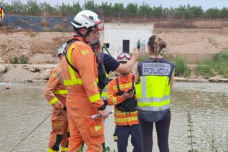 Bomberos y Policía Nacional han colaborado en la operación.