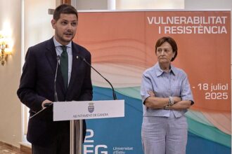 L'alcalde de Gandia, JoséManuel Prieto, i la rectora de la UV, Mavi Mestre.