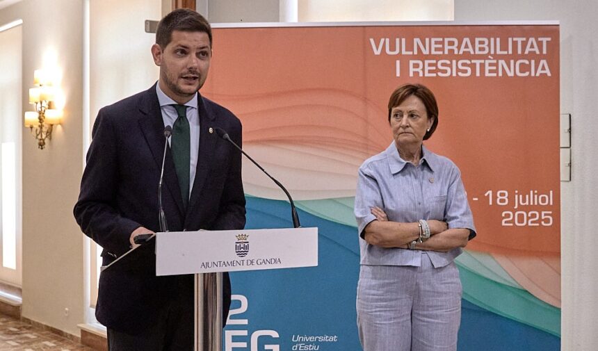 L'alcalde de Gandia, JoséManuel Prieto, i la rectora de la UV, Mavi Mestre.