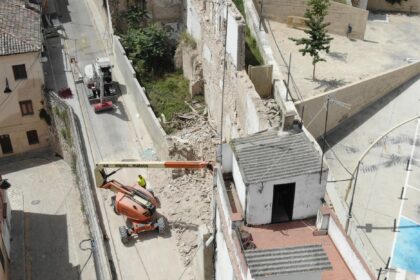 Obres d'enderroc de construccions junt a la muralla d'Ontinyent.