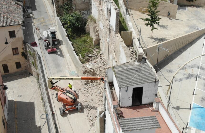Obres d'enderroc de construccions junt a la muralla d'Ontinyent.