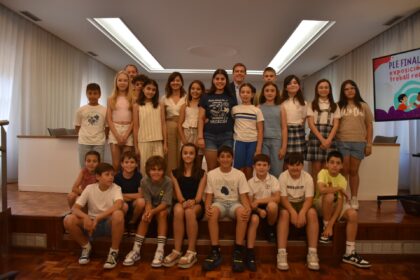 La ministra Sira Riego, junt a l'alcalde de Xativa, en el Consell de Xiquets.