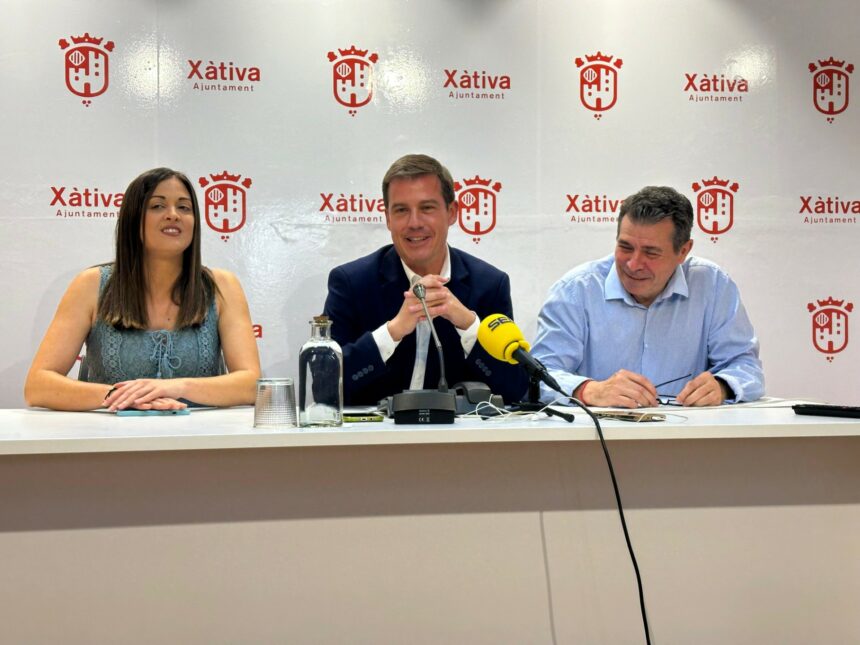 L'alcalde de Xàtiva va cridar per telèfon a les falleres escollides.