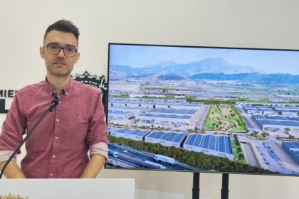 El alcalde de Novelda, Fran Martínez, en una imagen que recrea la futura área empresarial.