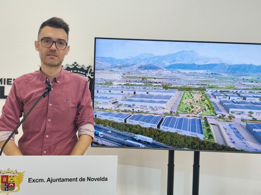 El alcalde de Novelda, Fran Martínez, en una imagen que recrea la futura área empresarial.