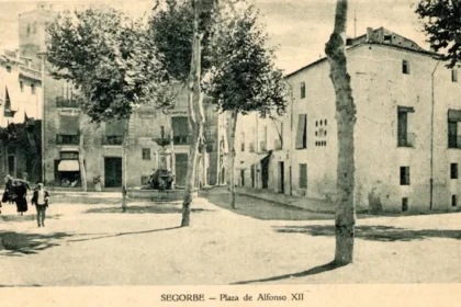 TarjetaPostalPlazadeAlfonsoXIIacutalPlazaAguaLimpiaHoja.FuenteArchivoMunicipaldeSegorbe