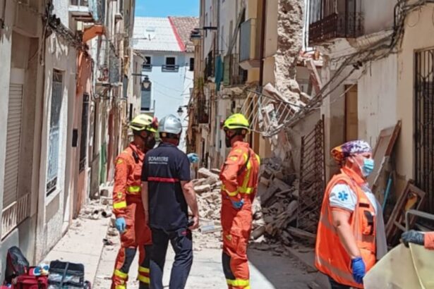 Els bombers, junt als enderrocs de la casa col·lapsada a Ontinyent.