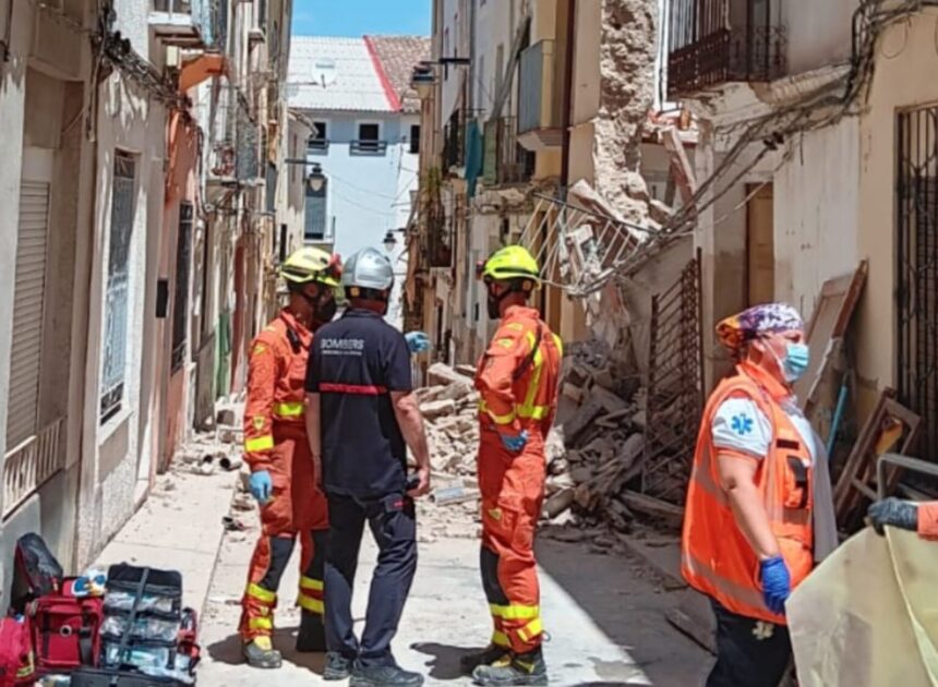Els bombers, junt als enderrocs de la casa col·lapsada a Ontinyent.