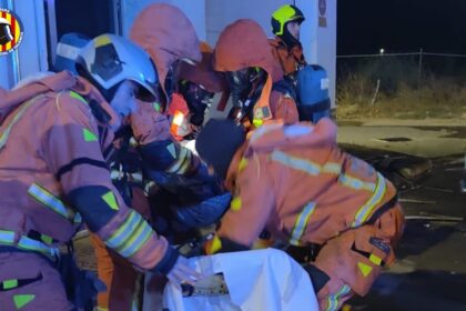 Los bomberos han rescatado una persona con vida en Benifaió