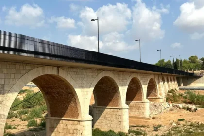 El puente rehabilitado data del siglo XIX.