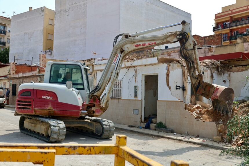 Trabajos de demolición de inmuebles en Torrent.