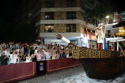 El capità Moro d'Ontinyent 2025, davant la tribuna d'autoritats.