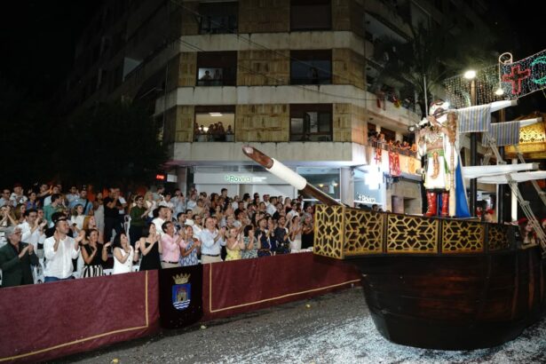 El capità Moro d'Ontinyent 2025, davant la tribuna d'autoritats.