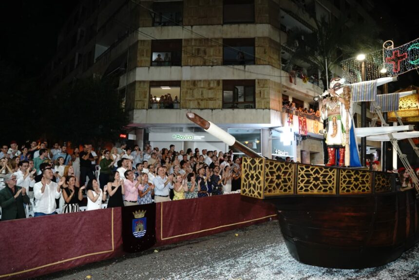 El capità Moro d'Ontinyent 2025, davant la tribuna d'autoritats.