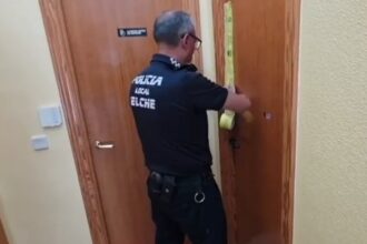 La policía ha precintado la vivienda usada como residencia ilegal en Elche.
