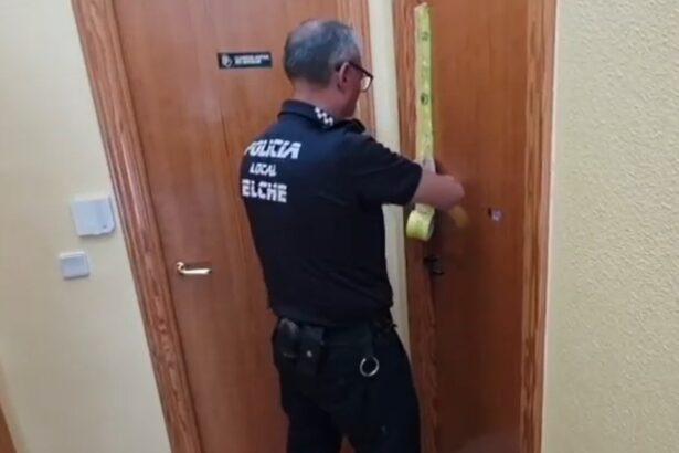 La policía ha precintado la vivienda usada como residencia ilegal en Elche.