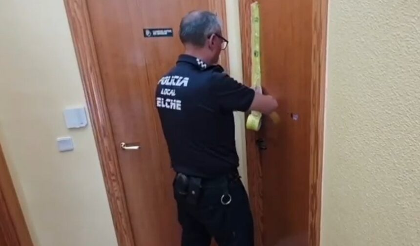 La policía ha precintado la vivienda usada como residencia ilegal en Elche.