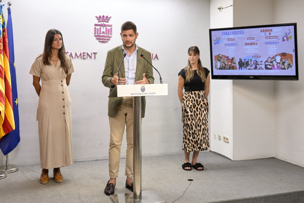 L'alcalde Jose Manuel Prieto entre Balbina Sendra i Almudena Santos.