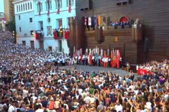Interpretació de 'Chimo' davant del castell de Festes d'Ontinyent.