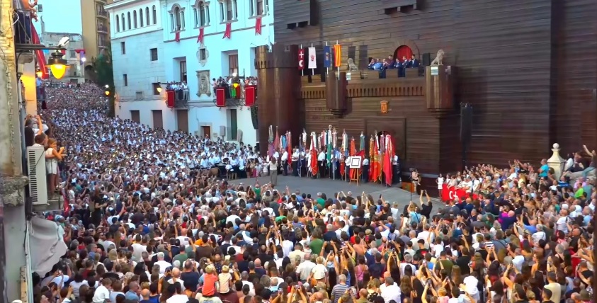 Interpretació de 'Chimo' davant del castell de Festes d'Ontinyent.