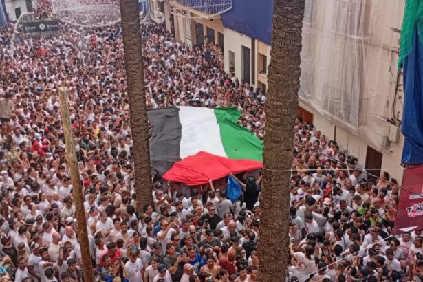 Una bandera de Palestina gigante ha sido desplegada entre el público de la Tomatina de Buñol (foto: @elPCPV)