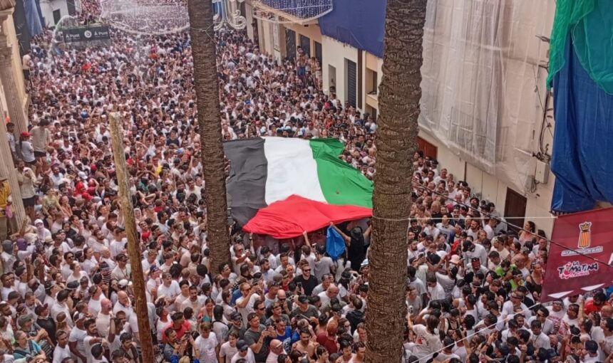 Una bandera de Palestina gigante ha sido desplegada entre el público de la Tomatina de Buñol (foto: @elPCPV)