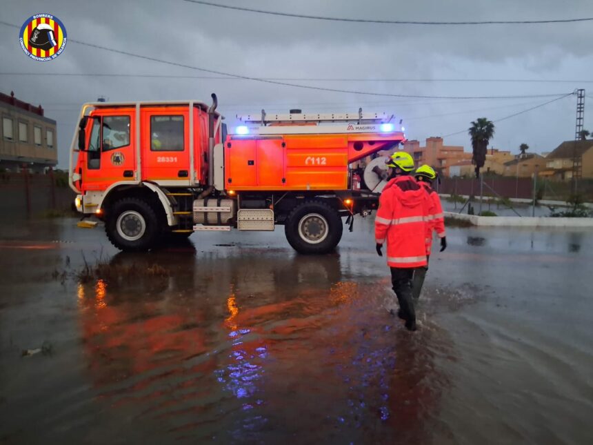 Los bomberos han tenido que realizar diferentes actuaciones durante la pasada noche.