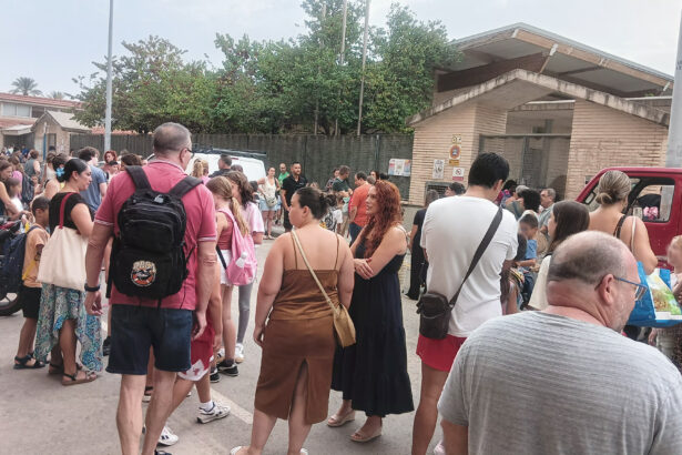 Las familias esperan a las puertas del colegio Ausiàs March de Paiporta el inicio del curso.