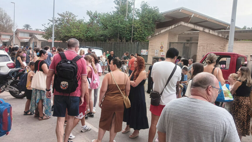 Las familias esperan a las puertas del colegio Ausiàs March de Paiporta el inicio del curso.