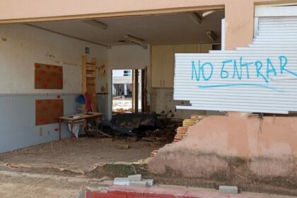 El colegio pblico Orba de Alfafar est lleno de rotulos que alertan del riesgo de derrumbe Large 1024x462 1