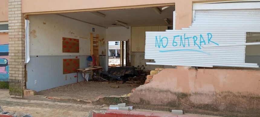 El colegio pblico Orba de Alfafar est lleno de rotulos que alertan del riesgo de derrumbe Large 1024x462 1