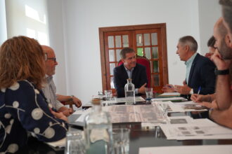 Imatge de la reunió de l'alcalde de Xàtiva, Roger Cerdà, amb representants d'Adif.