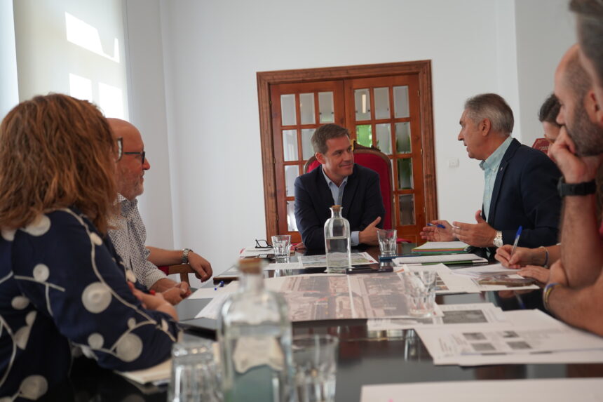 Imatge de la reunió de l'alcalde de Xàtiva, Roger Cerdà, amb representants d'Adif.