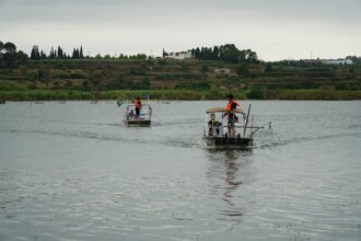 Barques treballant a l'embassament de Bellús.