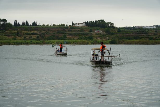 Barques treballant a l'embassament de Bellús.