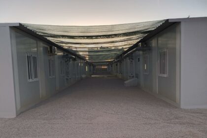 Barracones de uno de los colegios afectados por la dana.