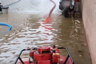 Los bomberos achican agua en un inmueble inundado.