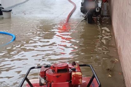 Los bomberos achican agua en un inmueble inundado.