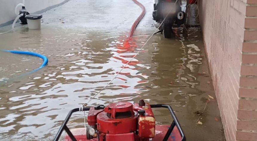 Los bomberos achican agua en un inmueble inundado.