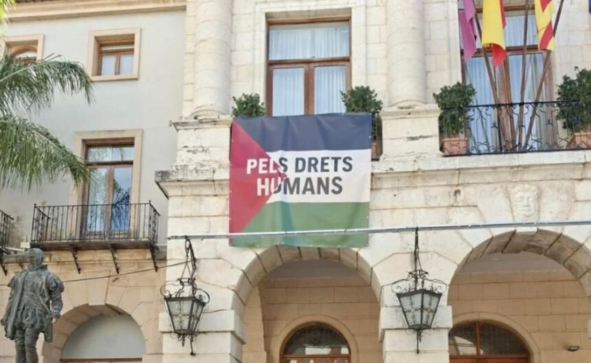 La bandera de Palestina a l'Ajuntament de Gandia.