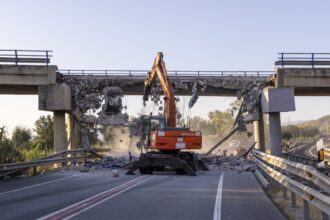 Obres en el pont afectat per l'accident a Gandia.