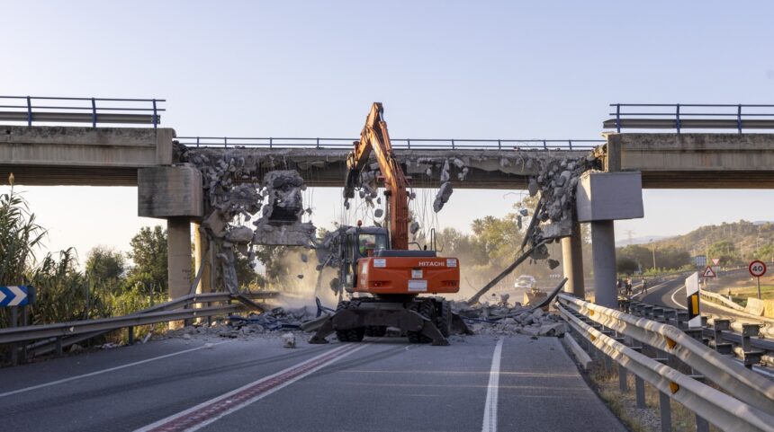 Obres en el pont afectat per l'accident a Gandia.