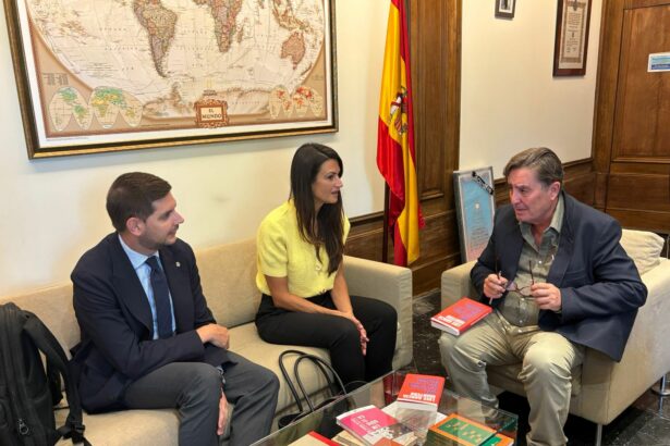 Imatge de la reunió en la que van participar Prieto, Sendra i García Montero.