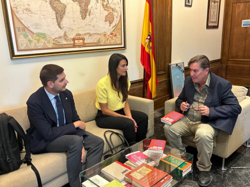 Imatge de la reunió en la que van participar Prieto, Sendra i García Montero.