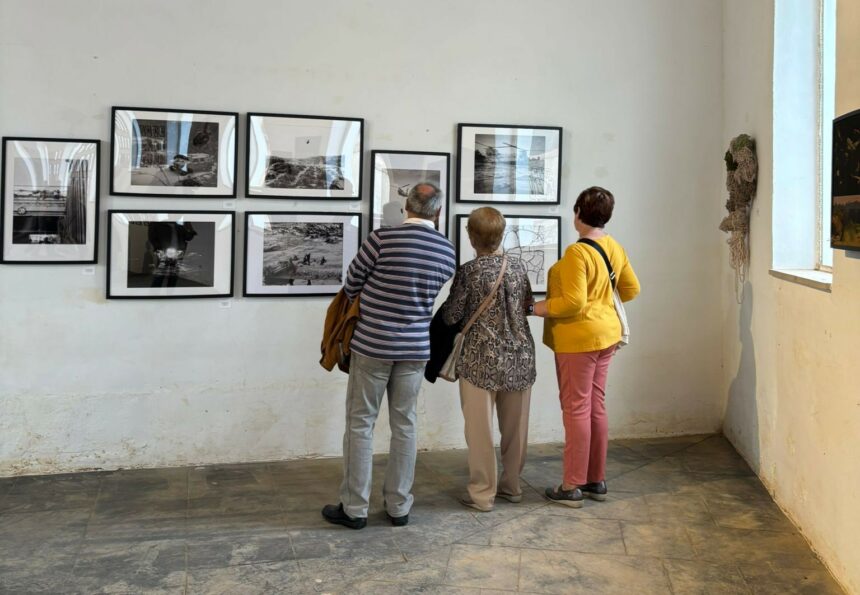 Exposición fotográfica sobre la dana que se muestra en Chiva.