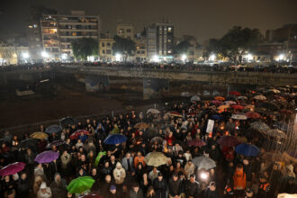 Los participantes en la vigilia, junto al barranco del Poyo a su paso por Paiporta.