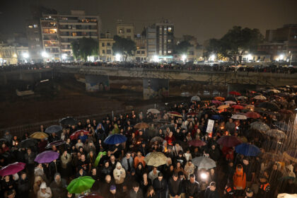 Paiporta rinde homenaje a las 56 víctimas de la dana con una vigila en el primer aniversario de la tragedia 3 Los participantes en la vigilia, junto al barranco del Poyo a su paso por Paiporta.