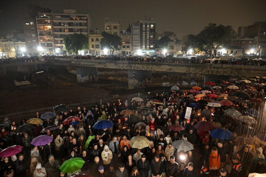 Los participantes en la vigilia, junto al barranco del Poyo a su paso por Paiporta.