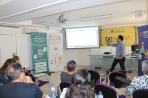Manises acoge la charla sobre “Legalidad y uso seguro de WhatsApp + IA” 41 IMG 8298